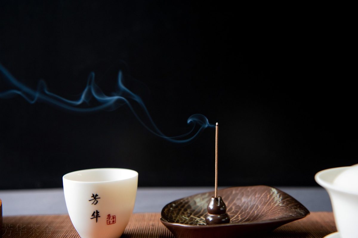 大魏芳华站点的目录结构示意图被打印成纸质清单摊在窗边木桌上，晨光斜照，旁边放着马克杯与铅笔，呈现整理归档的日常感